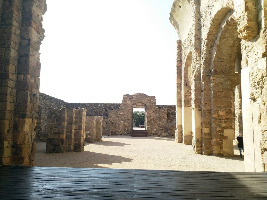 La Ciutadela de Rosas montre au travers de ses vestiges la vie commerciale de ce port ouvert aux voies maritimes.