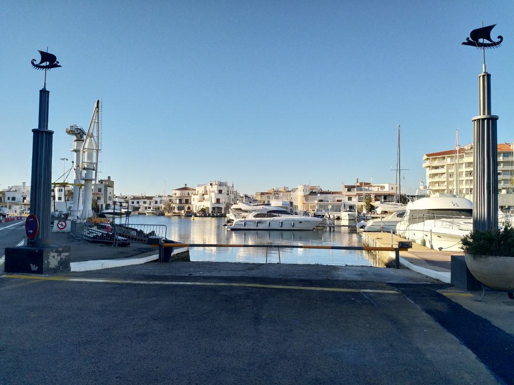 Rampe de mise à l'eau à coté des grues de mise à l'eau également, à Empuriabrava