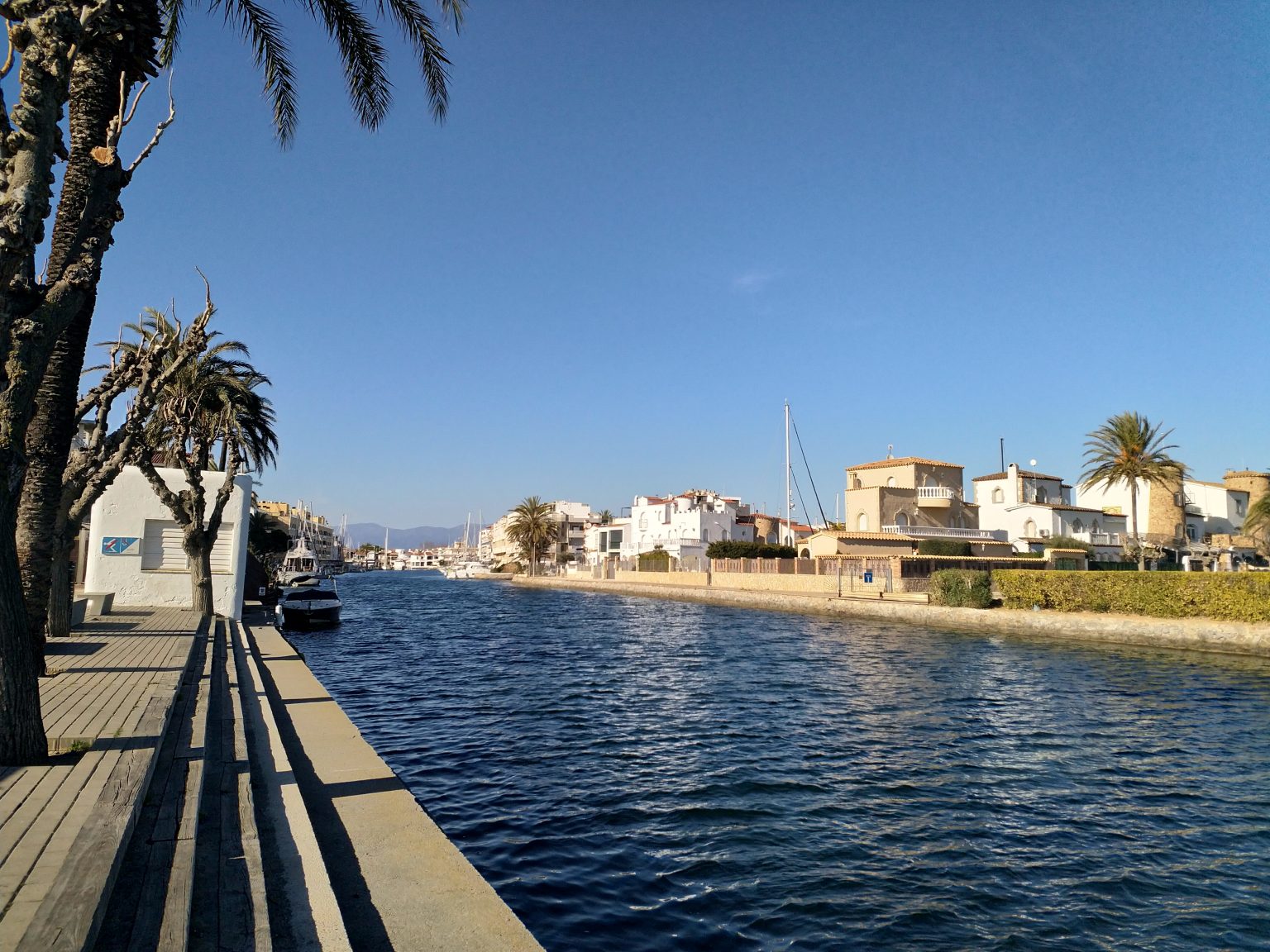 découvrir l'entrèe de la marina par la mer. La Bocana est ce point d'entrèe entre plage principale et plage de la rubina