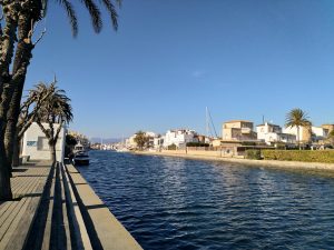 découvrir l'entrèe de la marina par la mer. La Bocana est ce point d'entrèe entre plage principale et plage de la rubina