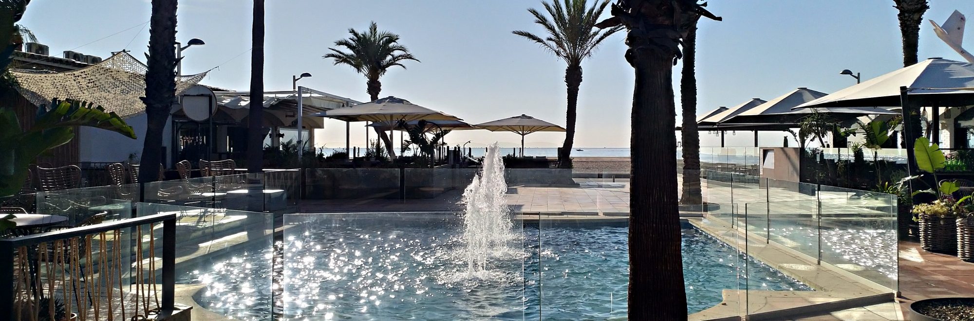 Esplanade d'Empuriabrava à la plage principale et certains de ses restaurants. Lieu de rendez-vous emblématique d'empuria