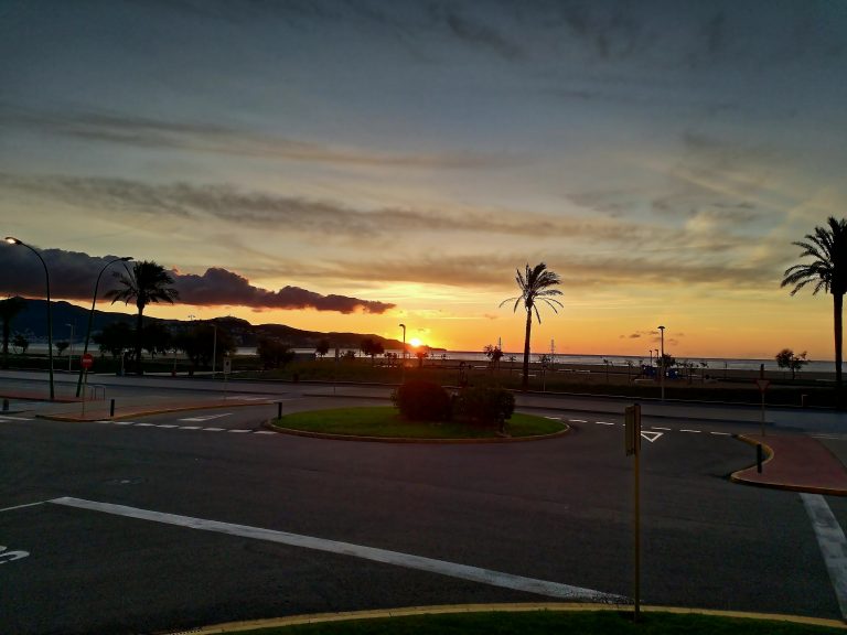 A Empuriabrava, sur la cote Est de l'Espagne, le soleil sort de l'eau au lever du jour à l'inverse de l'Atlantique ou le soleil se couche dans l'eau...