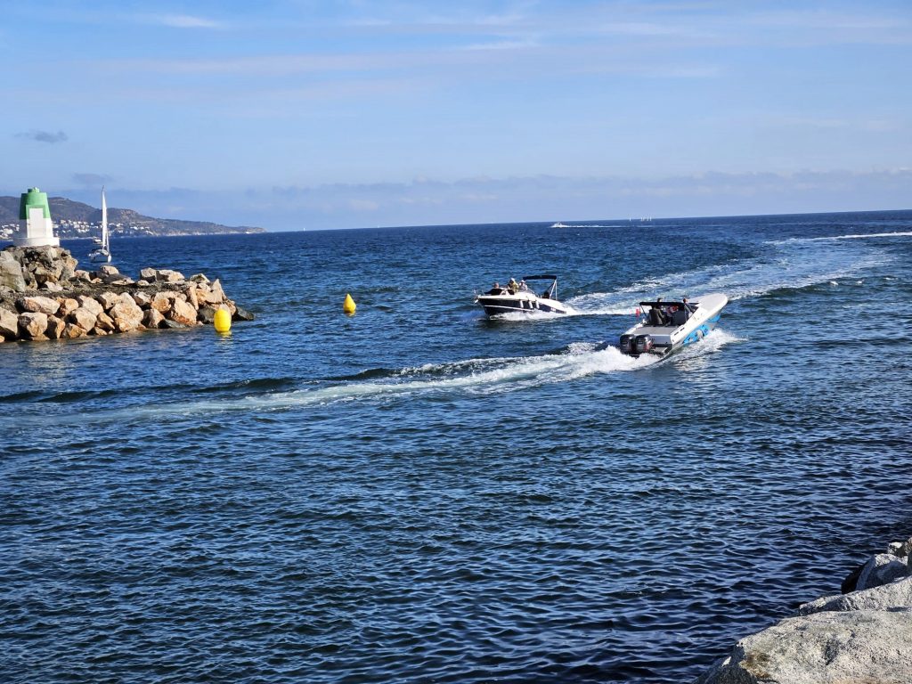 La bocana à Empuriabrava où passe de bateau à moteur. L'un part en mer alors que l'autre rentre au port part une splendide journée d'automne