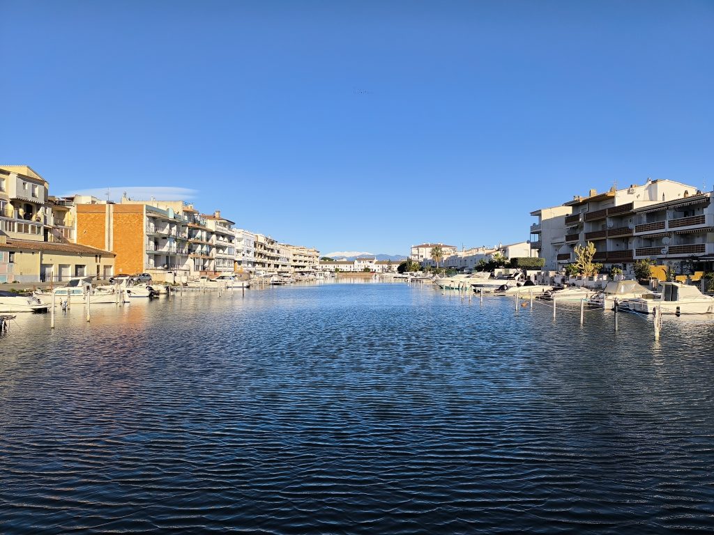 Il est fréquent que nos canaux à Empuriabrava donne sur la montagne environnante.