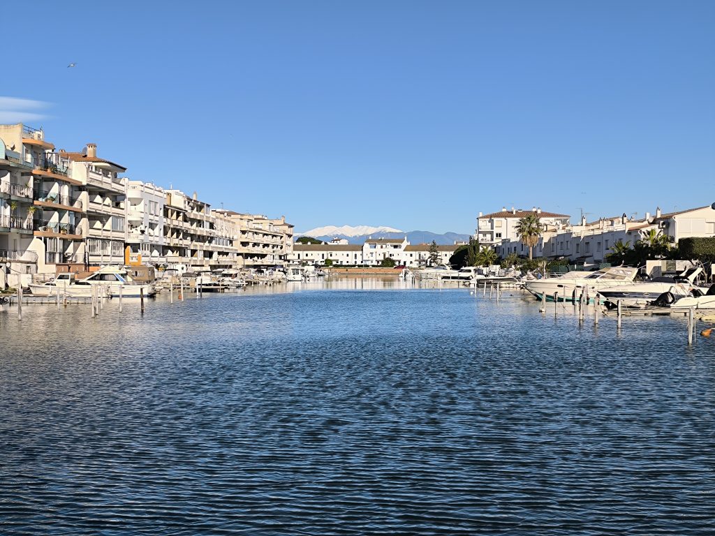 splendeur des canaux qui côtoie mer et montagnes. Une spécificité d'Empuriabrava