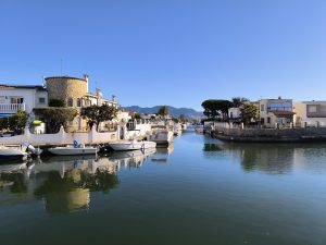 à la croisé des chemins entre canal principal de la marina et un canal secondaire.