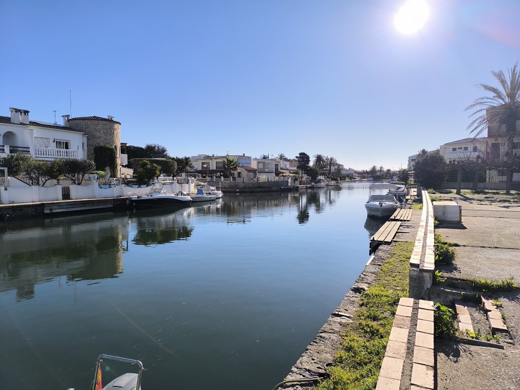 Retour au canal principal dans la marina d'Empuriabrava