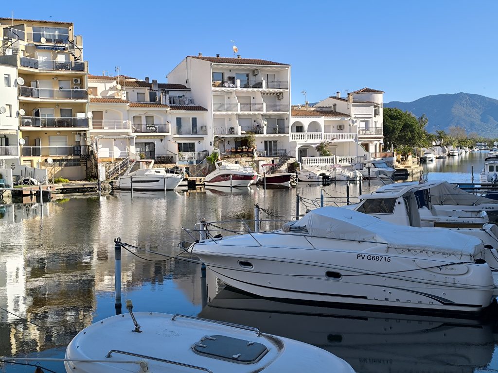 un déluge de rues en canaux font de l amarina d'empuriabrava un endroit spécial avec une luminosité et des couleurs spectaculaire.