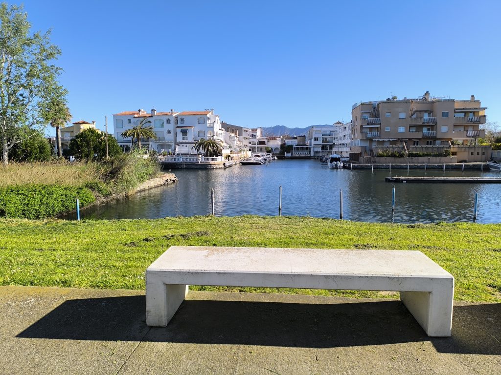 le banc qui vous attend à Empuriabrava pendant vos vacances, en locations, en randonnées dans la ville