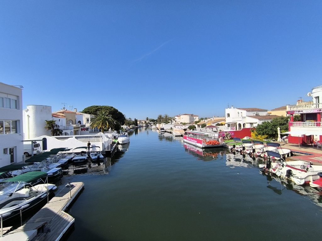 Cette partie du grand canal est bizarrement peu pise en photo alors que c'est le même grand canal qui dessert toute la marina d'Empuriabrava.