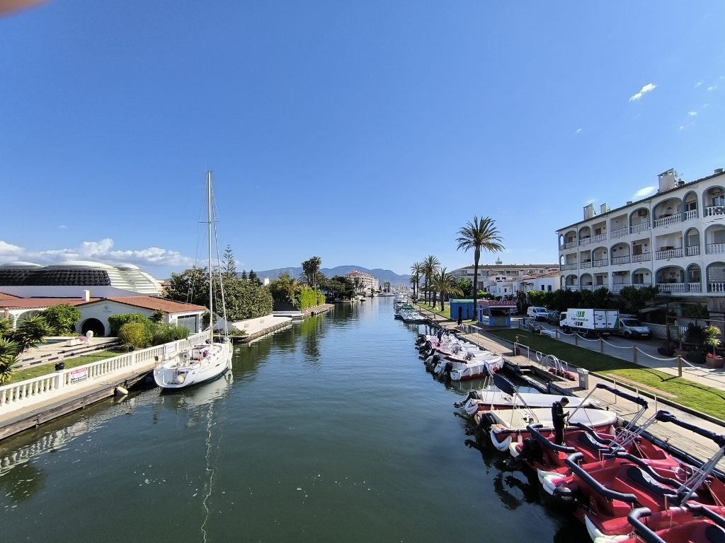 Nous voici sur le pont principal d'empuriabrava, juste au dessus du grand canal qui fait le tour de la marina.