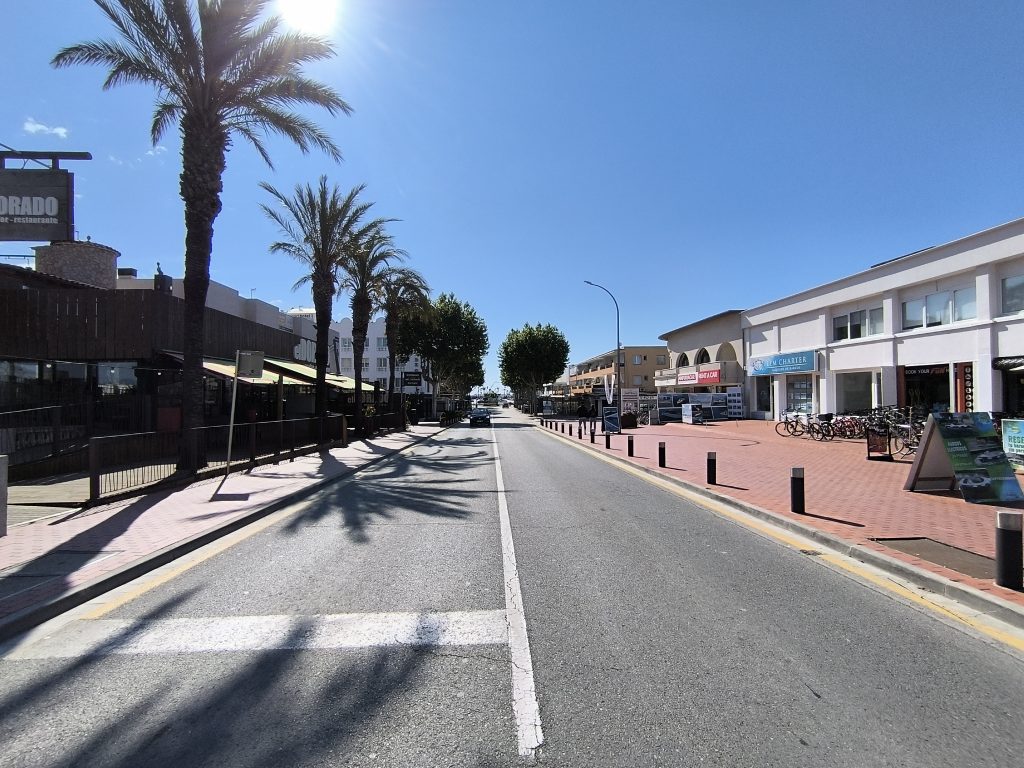 Vous découvrez l'arrivée en centre ville d'Empuriabrava juste après le passage du pont principal de la marina